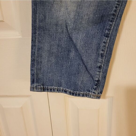 NWOT Old Navy Diva medium wash capris - Picture 2 of 8